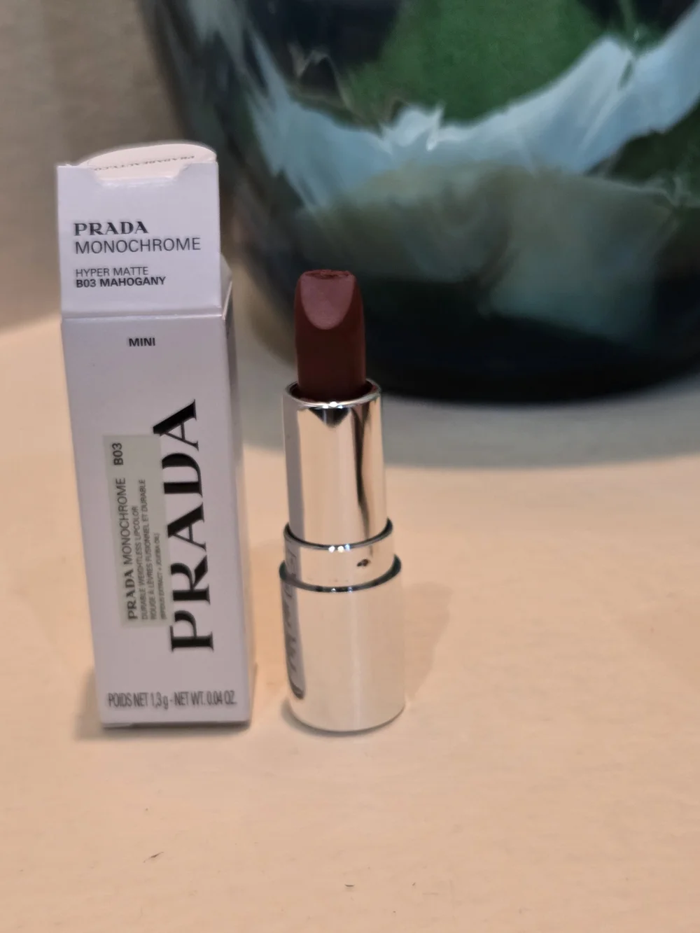 Prada Monochrome B03 Mahogany + Gucci Rouge à Lèvres Mat 25 Goldie Red Mini Lips